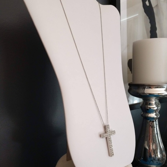 Cross necklace with faux diamonds - Picture 4 of 6